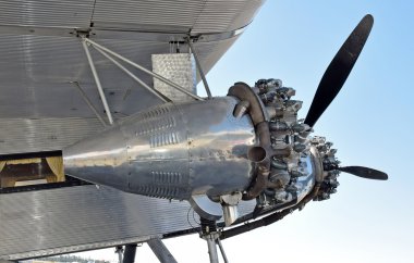 Eski pervaneli uçak motoru görünümü