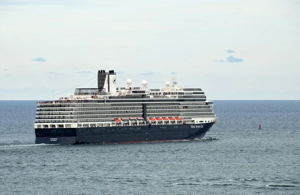 Holland America корабль покидает порт — стоковое фото