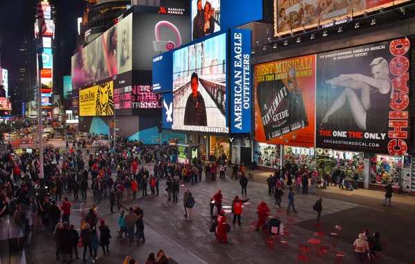 游客在时报上的方形纽约城 — 图库照片