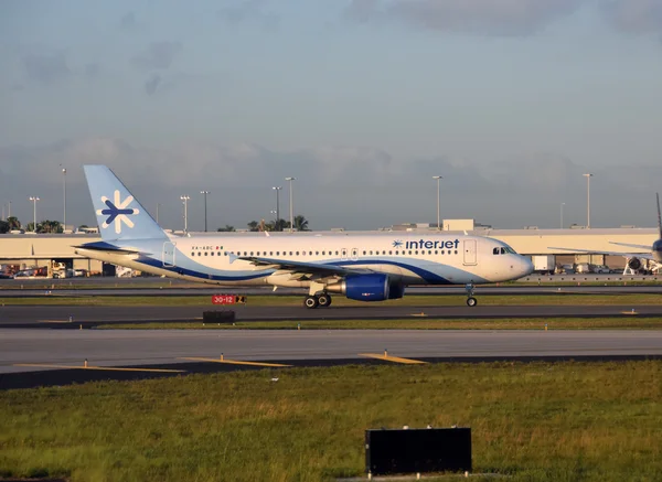 Interjet passagerare flygplan sett i Miami Stockbild