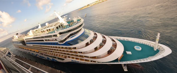 Aidabella cruise ship arrives in Basseterre — Stock Photo, Image