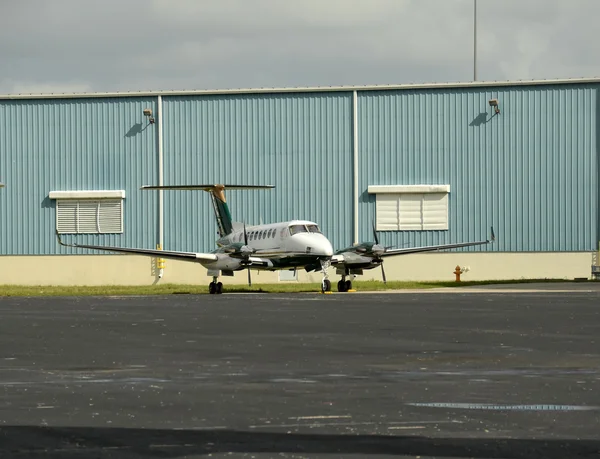 Turbopropfly på bakken – stockfoto