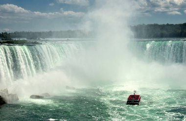 Niagara Falls yakınındaki tur tekne