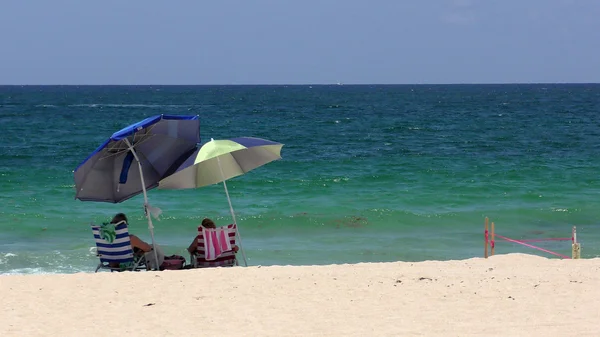 Coppia in pensione su una spiaggia — Foto Stock