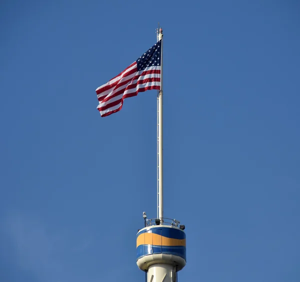 Bandeira dos EUA na torre — Fotografia de Stock