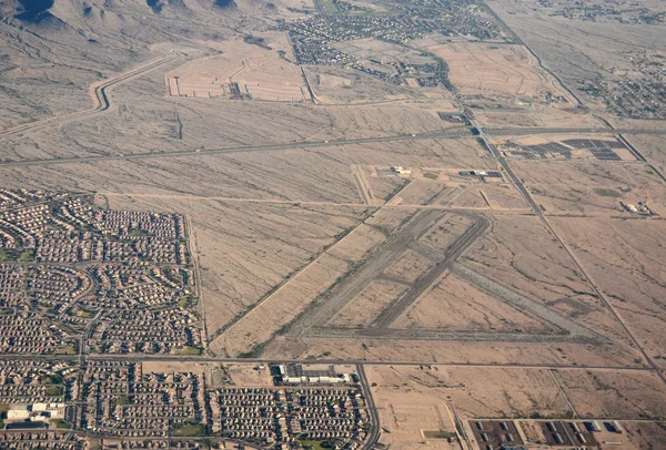 Aeropuerto abandonado en el desierto — Foto de Stock