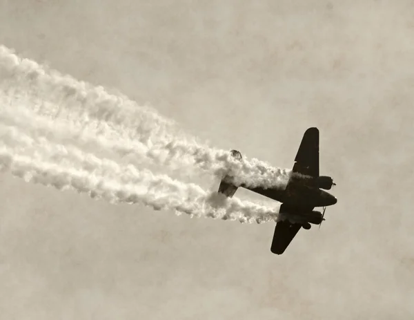 Oude vliegtuig in rook — Stockfoto