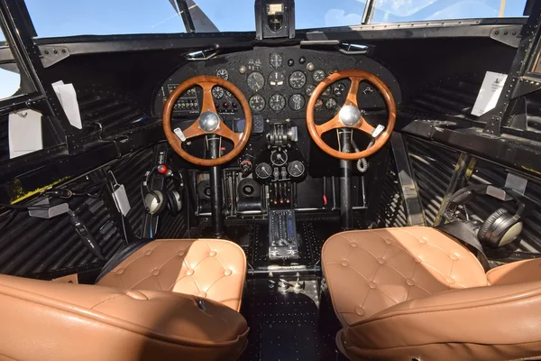 Altes Flugzeug-Cockpit — Stockfoto