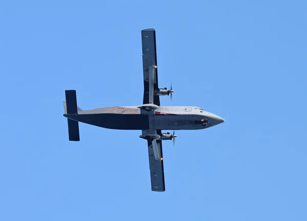 Turboprop airplane seen from below — Stock Photo, Image