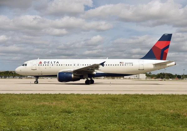 Delta Hava Yolları'nın Airbus A-320 jet — Stok fotoğraf