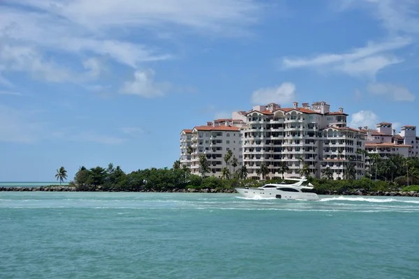 Luxury waterfront building — Stock Photo, Image