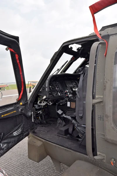 Hélicoptère militaire avec porte ouverte — Photo