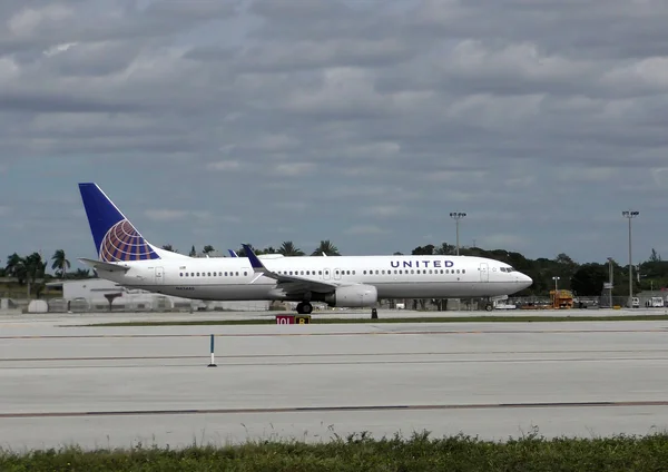 United passenger jet side view — Stock Photo, Image