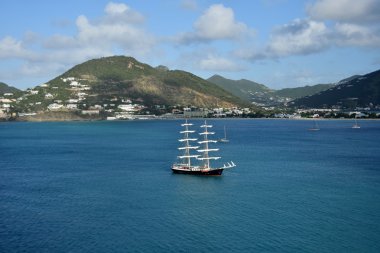 Yelkenli gemi yakınındaki St Maarten