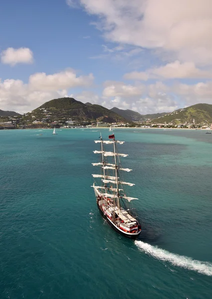 Sailing ship near island — Stock Photo, Image