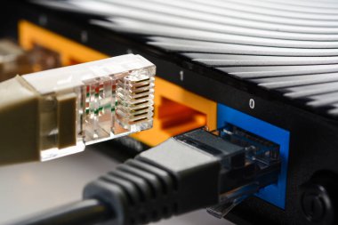 RJ-45 konnektörlü üç kablosu olan ev internet yönlendirici, internet bağlantısı. Ev ağını kavra, kapat.