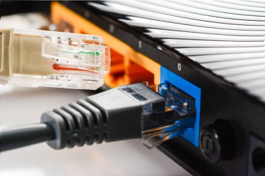 RJ-45 konnektörlü üç kablosu olan ev internet yönlendirici, internet bağlantısı. Ev ağını kavra, kapat.