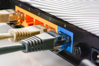 RJ-45 konnektörlü üç kablosu olan ev internet yönlendirici, internet bağlantısı. Ev ağını kavra, kapat.