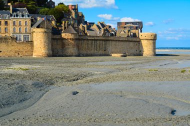 Mont Saint-Michel, Normandiya, Fransa 'daki Manastır duvarlarının yakınındaki bataklıklar.