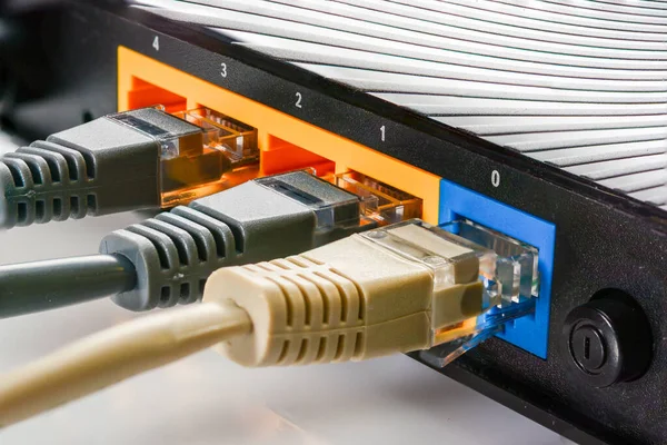 RJ-45 bağlantıları ve internet bağlantısı olan üç kablosu olan ev internet yönlendiricisi. Ev ağını kavra, kapat.