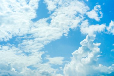 Beyaz bulutlu gerçek mavi gökyüzü. Doğal gökyüzü arkaplanı 2.