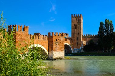 Verona İtalya: Köprünün güzel panoramik manzarası Ponte Scaligero ve Adige nehri.