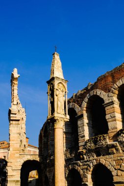 Verona, İtalya: Bakire ve Roma Arenası ile Ortaçağ Sütunu veya stela