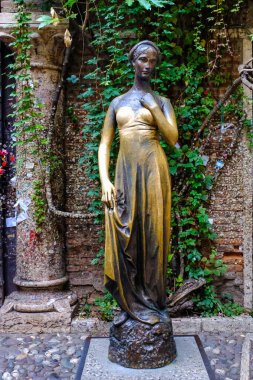 Verona, İtalya Shakespeare 'in ölümsüz oyununun kahramanı Juliet' in evinin avlusundaki bronz heykeli.