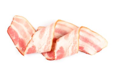 Rasher ya da dilimlenmiş domuz pastırması pişirmeye hazır. Beyaz arka planda izole edilmiş iki parça domuz eti, yakın plan..