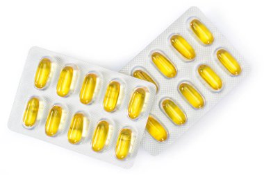 Omega 3 kapsülleri iki kabarcıkta. Üst görünüm balık yağı kapsülleri, beyaz arka planda izole edilmiş olarak kapatın.