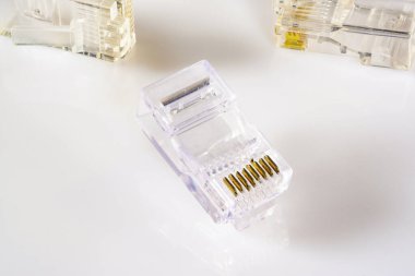 Bağlantı RJ-45. İnternet ve ağ için saydam bağlantı rj45. Parlak beyaz arkaplan üzerindeki makroyu gölgeyle kapat.