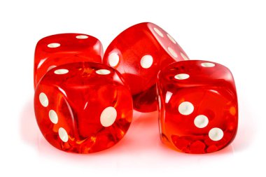 Oyunlar için kırmızı akrilik şeffaf zar. Beyaz arka planda dört kumar yarı saydam zar, makro yüksek çözünürlüklü yakın çekim.