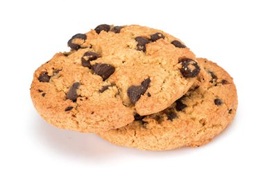 Ev yapımı kurabiyeler. Çikolata parçacıklı iki tatlı kurabiye. Yüksek çözünürlüklü lezzetli bisküviler. Yakından, beyaz arka planda küçük gölgelerle izole edilmiş. Ev yapımı fırın..