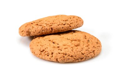 Ev yapımı kurabiyeler. Yulaf unundan yapılmış iki tatlı kurabiye. Yüksek çözünürlüklü lezzetli bisküvi beyaz arka planda izole edilmiş yakın plan. Ev yapımı fırın..