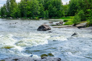 Finlandiya, Kotka: Langinkoski Kotka 'daki Kumi nehrinde akıntıya kapıldı. Sert kuzey doğası. Rusya İmparatoru III. Alexander 'ın en sevdiği balık tutma yeri..