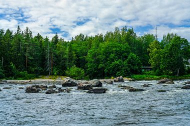 Finlandiya, Kotka: Langinkoski Kotka 'daki Kumi nehrinde akıntıya kapıldı. Sert kuzey doğası. Rus imparatorunun alabalık yakaladığı yer..