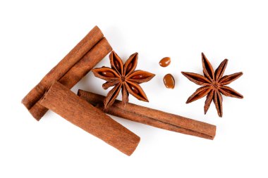 Tohumlu Anise Star Spice ve üç tarçın çubuğu. Beyaz arka planda gölgeyle izole edilmiş makroyu kapat. Üst manzara, düz uzanma,