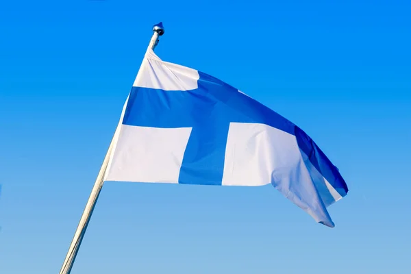 フィンランド国旗が青い空に向かって風になびく — ストック写真