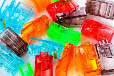 Bağlantılar RJ-45. İnternet ve ağ için bazı çok renkli transparan bağlayıcılar rj45. Makroyu kapat.