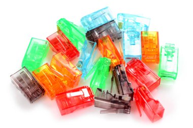 Bağlantılar RJ-45. İnternet ve ağ için farklı renklerde bazı şeffaf bağlayıcılar rj45. Makroyu kapat.