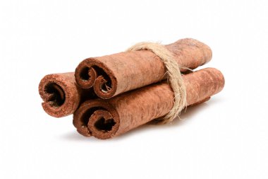 Yemek ve kozmetik için jüt halatla bağlanmış tarçın çubukları. Kapalı çekim makro beyaz arka planda gölgeli izole edilmiş. Tam derinlik, yüksek çözünürlük.