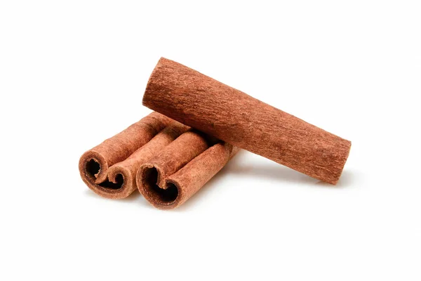 Yemek ve kozmetik için tarçın çubukları. Kapalı çekim makro beyaz arka planda gölgeli izole edilmiş. Tam derinlik, yüksek çözünürlük.