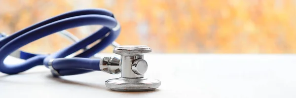Stetoskop Stole Białego Lekarza Jesiennymi Kolorami Oknem Koncepcja Leczenia Przeziębienia — Zdjęcie stockowe