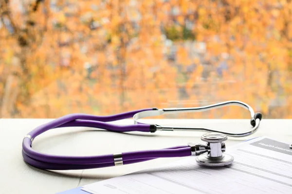 Stetoskop Formularz Roszczenia Ubezpieczenia Zdrowotnego Stole Białego Lekarza Jesiennych Kolorach — Zdjęcie stockowe