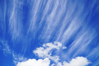 çarpıcı bulutlar ve mavi gökyüzü