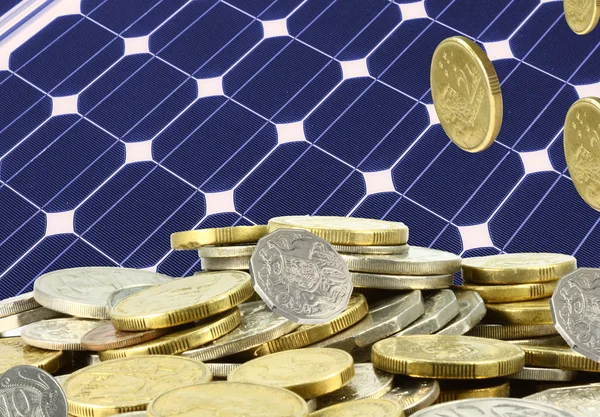 Spara högar med pengar på solar — Stockfoto