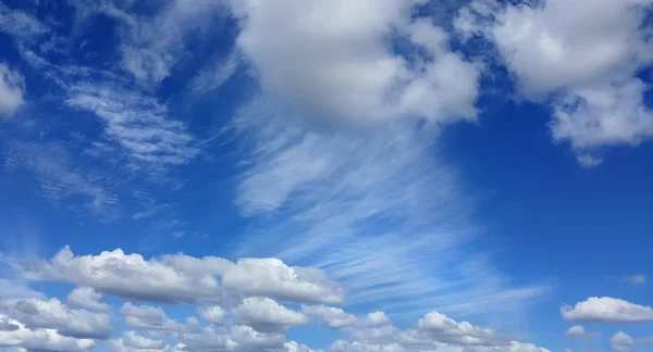 Cielo blu nuvoloso luminoso — Foto Stock