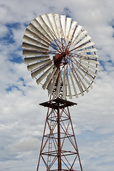 Большая ветряная мельница в австралийской глубинке — стоковое фото