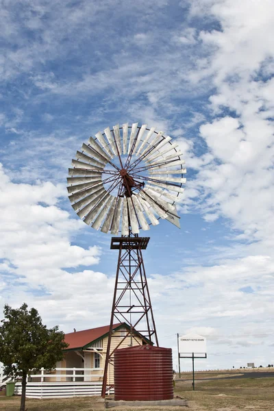 Molino de viento Australia con cielo azul y nubes — Foto de Stock