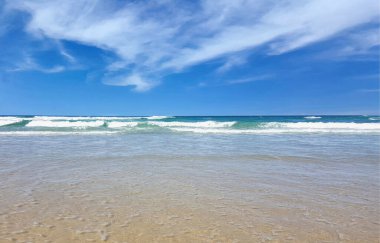 Güneşli bir günde güzel mavi okyanus